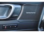 Volvo XC40 B3 Plus Black Edition - Panorama/schuifdak - IntelliSafe Assist & Surround - 360º Camera - Harman/Kardon audio - Verwarmde voorstoelen & stuur - Parkeersensoren voor & achter - Elektr. bedienb. voorstoelen met geheugen links - Draadloze tel. lader - Extra getint glas - 20' LMV