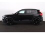 Volvo XC40 B3 Plus Black Edition - Panorama/schuifdak - IntelliSafe Assist & Surround - 360º Camera - Harman/Kardon audio - Verwarmde voorstoelen & stuur - Parkeersensoren voor & achter - Elektr. bedienb. voorstoelen met geheugen links - Draadloze tel. lader - Extra getint glas - 20' LMV