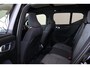 Volvo XC40 B3 Plus Black Edition - Panorama/schuifdak - IntelliSafe Assist & Surround - 360º Camera - Harman/Kardon audio - Verwarmde voorstoelen & stuur - Parkeersensoren voor & achter - Elektr. bedienb. voorstoelen met geheugen links - Draadloze tel. lader - Extra getint glas - 20' LMV