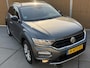 Volkswagen T-Roc 1.0 TSI Style Navigatiesysteem | Achteruitrijcamera | 17 inch velgen | Climate control | Cruise control adaptief | Afwijkende dakkleur | DAB ontvanger | Apple Carplay/Android Auto | Getint glas | Parkeersensoren voor en achter