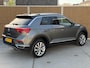 Volkswagen T-Roc 1.0 TSI Style Navigatiesysteem | Achteruitrijcamera | 17 inch velgen | Climate control | Cruise control adaptief | Afwijkende dakkleur | DAB ontvanger | Apple Carplay/Android Auto | Getint glas | Parkeersensoren voor en achter