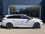 Peugeot e-308 SW GT EV 54 kWh | Nieuwe Auto | Tot 8 jaar Garantie | Tot 420 Km WLTP | Alcantara Executive Pack | 360 Graden Camera | Navigatie | Stoelverwarming & Massage | Warmtepomp | Draadloze Telefoonlader | Keyless Entry | Elektrische Kofferklep | 18" Lichtmetalen Velgen | Climate Control | Adaptieve Cruise Control met Drive Assist | Full LED Verlichting |