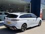Peugeot e-308 SW GT EV 54 kWh | Nieuwe Auto | Tot 8 jaar Garantie | Tot 420 Km WLTP | Alcantara Executive Pack | 360 Graden Camera | Navigatie | Stoelverwarming & Massage | Warmtepomp | Draadloze Telefoonlader | Keyless Entry | Elektrische Kofferklep | 18" Lichtmetalen Velgen | Climate Control | Adaptieve Cruise Control met Drive Assist | Full LED Verlichting |