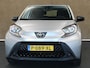 Toyota Aygo X 1.0 VVT-i MT Play - ORIGINEEL NEDERLANDSE AUTO - TREKHAAK ( UITSLUITEND VOOR FIETSEN TE VERVOEREN ) APPLE CARPLAY/ ANDROID AUTO - AIRCO - ADAPTIEVE CRUISE CONTROL - GOODYEAR 4 SEIZOENEN BANDEN - CAMERA - LICHTSENSOR
