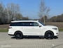 Lincoln Navigator Black Label op Grijs kenteken.
