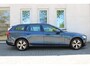 Volvo V60 B3 Essential Edition | Apple carplay/Android auto | Keyless start | Draadloze telefoonlader | Cruise control | 17 inch lichtmetalen velgen |