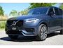 Volvo XC90 2.0 T8 Recharge AWD R-DESIGN / PANO / LEDER / MEMORY / TREKHAAK / LED / DENIM BLUE / ULTIMATE DARK / 20"