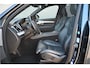 Volvo XC90 2.0 T8 Recharge AWD R-DESIGN / PANO / LEDER / MEMORY / TREKHAAK / LED / DENIM BLUE / ULTIMATE DARK / 20"