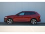 Volvo XC60 T6 350PK AUT8 Plug-in hybrid AWD Plus Dark | Long Range | Adaptive Cruise & Pilot Assist | Premium Harman/Kardon Audio | 21" Velgen | Nappa/Open Grid Sportstoelen | Stoel & Stuurverwarming | 360 Camera | Semi Elektr. Trekhaak | BLIS | Power Seats incl. Memory |