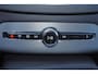 Volvo XC90 T8 Recharge AWD Ultimate Bright - Panorama/schuifdak - IntelliSafe Assist & Surround - Harman/Kardon audio - Adaptieve LED koplampen - Parkeercamera achter - Verwarmde voorstoelen, stuur & achterbank - Parkeersensoren voor & achter - Elektr. bedienb. voorstoelen met geheugen - Head up display - Draadloze tel. lader - Standkachel - Extra getint glas - 20' LMV