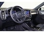 Volvo XC40 B4 Plus Dark - IntelliSafe Assist & Surround - Harman/Kardon audio - Parkeercamera achter - Verwarmde voorstoelen & stuur - Parkeersensoren voor & achter - Elektr. bedienb. voorstoelen met geheugen links - Draadloze tel. lader - Inklapbare trekhaak - 19' LMV