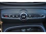 Volvo XC40 B4 Plus Dark - IntelliSafe Assist & Surround - Harman/Kardon audio - Parkeercamera achter - Verwarmde voorstoelen & stuur - Parkeersensoren voor & achter - Elektr. bedienb. voorstoelen met geheugen links - Draadloze tel. lader - Inklapbare trekhaak - 19' LMV