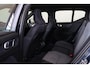 Volvo XC40 B4 Plus Dark - IntelliSafe Assist & Surround - Harman/Kardon audio - Parkeercamera achter - Verwarmde voorstoelen & stuur - Parkeersensoren voor & achter - Elektr. bedienb. voorstoelen met geheugen links - Draadloze tel. lader - Inklapbare trekhaak - 19' LMV
