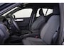 Volvo XC40 B4 Plus Dark - IntelliSafe Assist & Surround - Harman/Kardon audio - Parkeercamera achter - Verwarmde voorstoelen & stuur - Parkeersensoren voor & achter - Elektr. bedienb. voorstoelen met geheugen links - Draadloze tel. lader - Inklapbare trekhaak - 19' LMV
