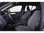 Volvo XC40 B4 Plus Dark - IntelliSafe Assist & Surround - Harman/Kardon audio - Parkeercamera achter - Verwarmde voorstoelen & stuur - Parkeersensoren voor & achter - Elektr. bedienb. voorstoelen met geheugen links - Draadloze tel. lader - Inklapbare trekhaak - 19' LMV