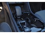 Volvo XC40 B4 Plus Dark - IntelliSafe Assist & Surround - Harman/Kardon audio - Parkeercamera achter - Verwarmde voorstoelen & stuur - Parkeersensoren voor & achter - Elektr. bedienb. voorstoelen met geheugen links - Draadloze tel. lader - Inklapbare trekhaak - 19' LMV