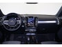 Volvo XC40 B4 Plus Dark - IntelliSafe Assist & Surround - Harman/Kardon audio - Parkeercamera achter - Verwarmde voorstoelen & stuur - Parkeersensoren voor & achter - Elektr. bedienb. voorstoelen met geheugen links - Draadloze tel. lader - Inklapbare trekhaak - 19' LMV