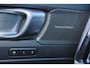Volvo XC40 B4 Plus Dark - IntelliSafe Assist & Surround - Harman/Kardon audio - Parkeercamera achter - Verwarmde voorstoelen & stuur - Parkeersensoren voor & achter - Elektr. bedienb. voorstoelen met geheugen links - Draadloze tel. lader - Inklapbare trekhaak - 19' LMV