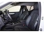 Volvo XC40 B3 Plus Dark - IntelliSafe Assist & Surround - 360º Camera - Harman/Kardon audio - Verwarmde voorstoelen & stuur - Parkeersensoren voor & achter - Elektr. bedienb. voorstoelen met geheugen links - Draadloze tel. lader - Standkachel - Extra getint glas - 18' LMV