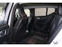 Volvo XC40 B3 Plus Dark - IntelliSafe Assist & Surround - 360º Camera - Harman/Kardon audio - Verwarmde voorstoelen & stuur - Parkeersensoren voor & achter - Elektr. bedienb. voorstoelen met geheugen links - Draadloze tel. lader - Standkachel - Extra getint glas - 18' LMV