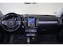 Volvo XC40 B3 Plus Dark - IntelliSafe Assist & Surround - 360º Camera - Harman/Kardon audio - Verwarmde voorstoelen & stuur - Parkeersensoren voor & achter - Elektr. bedienb. voorstoelen met geheugen links - Draadloze tel. lader - Standkachel - Extra getint glas - 18' LMV