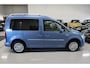 Volkswagen Caddy 1.4 TSI Highline Automaat Trekhaak afn. Leer/Alcantara App connect Camera Adaptieve Cruise control Xenon 2x Schuifdeur Extra getint glas Parkeerhulp Navigatie Sportvelgen Boekjes aanwezig Zeer nette staat