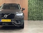 Volvo XC90 T8 AWD Recharge Ultra Dark | Vol! | Bowers & Wilkins | Luchtvering | Stoelventilatie | Trekhaak | 360 Camera | Head-Up Display | Stoelmassage | 455pk | Adaptieve Cruise Control | Stoelverwarming voor+achter | Stuurwielverwarming | Schuifdak | 21 Inch | Full LED  Meesturende koplampen | Pilot Assist | BLIS Dode Hoek Detectie | Alcantara hemelbekleding | Lederen handgrepen en zonnekleppen | Elektrische voorstoelen geheugen | Nappa Lederen bekleding | Zitting verlenging voorstoelen | Lederen Dashboard | Google Infotainment | Keyless Drive | Parkeersensoren voor+achter | Privacy Glass | Elektrisch bedienbare achterklep | Geïntegreerde zongordijnen achterportieren | Geïntegreerd kinderzitje achterin | Verlichte instaplijsten | 7-Persoons | 4-Zone Climate Control | DAB Radio | Apple Carplay/Android Auto | Alarm Klasse III | Draadloos telefoon opladen | Volvo On Call met mobiele App functie | Platinum Grey Metallic |