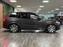 Volvo XC90 T8 AWD Recharge Ultra Dark | Vol! | Bowers & Wilkins | Luchtvering | Stoelventilatie | Trekhaak | 360 Camera | Head-Up Display | Stoelmassage | 455pk | Adaptieve Cruise Control | Stoelverwarming voor+achter | Stuurwielverwarming | Schuifdak | 21 Inch | Full LED  Meesturende koplampen | Pilot Assist | BLIS Dode Hoek Detectie | Alcantara hemelbekleding | Lederen handgrepen en zonnekleppen | Elektrische voorstoelen geheugen | Nappa Lederen bekleding | Zitting verlenging voorstoelen | Lederen Dashboard | Google Infotainment | Keyless Drive | Parkeersensoren voor+achter | Privacy Glass | Elektrisch bedienbare achterklep | Geïntegreerde zongordijnen achterportieren | Geïntegreerd kinderzitje achterin | Verlichte instaplijsten | 7-Persoons | 4-Zone Climate Control | DAB Radio | Apple Carplay/Android Auto | Alarm Klasse III | Draadloos telefoon opladen | Volvo On Call met mobiele App functie | Platinum Grey Metallic |