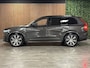 Volvo XC90 T8 AWD Recharge Ultra Dark | Vol! | Bowers & Wilkins | Luchtvering | Stoelventilatie | Trekhaak | 360 Camera | Head-Up Display | Stoelmassage | 455pk | Adaptieve Cruise Control | Stoelverwarming voor+achter | Stuurwielverwarming | Schuifdak | 21 Inch | Full LED  Meesturende koplampen | Pilot Assist | BLIS Dode Hoek Detectie | Alcantara hemelbekleding | Lederen handgrepen en zonnekleppen | Elektrische voorstoelen geheugen | Nappa Lederen bekleding | Zitting verlenging voorstoelen | Lederen Dashboard | Google Infotainment | Keyless Drive | Parkeersensoren voor+achter | Privacy Glass | Elektrisch bedienbare achterklep | Geïntegreerde zongordijnen achterportieren | Geïntegreerd kinderzitje achterin | Verlichte instaplijsten | 7-Persoons | 4-Zone Climate Control | DAB Radio | Apple Carplay/Android Auto | Alarm Klasse III | Draadloos telefoon opladen | Volvo On Call met mobiele App functie | Platinum Grey Metallic |