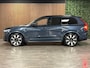Volvo XC90 T8 AWD Recharge Ultra Dark | Vol! | Bowers & Wilkins | Luchtvering | Stoelventilatie | Trekhaak | 360 Camera | Head-Up Display | Stoelmassage | 455pk | Adaptieve Cruise Control | Stoelverwarming voor+achter | Stuurwielverwarming | Schuifdak | 21 Inch | Full LED  Meesturende koplampen | Pilot Assist | BLIS Dode Hoek Detectie | Alcantara hemelbekleding | Lederen handgrepen en zonnekleppen | Elektrische voorstoelen geheugen | Nappa Lederen bekleding | Zitting verlenging voorstoelen | Lederen Dashboard | Google Infotainment | Keyless Drive | Parkeersensoren voor+achter | Privacy Glass | Elektrisch bedienbare achterklep | Geïntegreerde zongordijnen achterportieren | Geïntegreerd kinderzitje achterin | Verlichte instaplijsten | 7-Persoons | 4-Zone Climate Control | DAB Radio | Apple Carplay/Android Auto | Alarm Klasse III | Draadloos telefoon opladen | Volvo On Call met mobiele App functie | Denim Blue Metallic |