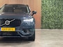 Volvo XC90 T8 AWD Recharge Ultra Dark | Vol! | Bowers & Wilkins | Luchtvering | Stoelventilatie | Trekhaak | 360 Camera | Head-Up Display | Stoelmassage | 455pk | Adaptieve Cruise Control | Stoelverwarming voor+achter | Stuurwielverwarming | Schuifdak | 21 Inch | Full LED  Meesturende koplampen | Pilot Assist | BLIS Dode Hoek Detectie | Alcantara hemelbekleding | Lederen handgrepen en zonnekleppen | Elektrische voorstoelen geheugen | Nappa Lederen bekleding | Zitting verlenging voorstoelen | Lederen Dashboard | Google Infotainment | Keyless Drive | Parkeersensoren voor+achter | Privacy Glass | Elektrisch bedienbare achterklep | Geïntegreerde zongordijnen achterportieren | Geïntegreerd kinderzitje achterin | Verlichte instaplijsten | 7-Persoons | 4-Zone Climate Control | DAB Radio | Apple Carplay/Android Auto | Alarm Klasse III | Draadloos telefoon opladen | Volvo On Call met mobiele App functie | Denim Blue Metallic |