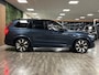 Volvo XC90 T8 AWD Recharge Ultra Dark | Vol! | Bowers & Wilkins | Luchtvering | Stoelventilatie | Trekhaak | 360 Camera | Head-Up Display | Stoelmassage | 455pk | Adaptieve Cruise Control | Stoelverwarming voor+achter | Stuurwielverwarming | Schuifdak | 21 Inch | Full LED  Meesturende koplampen | Pilot Assist | BLIS Dode Hoek Detectie | Alcantara hemelbekleding | Lederen handgrepen en zonnekleppen | Elektrische voorstoelen geheugen | Nappa Lederen bekleding | Zitting verlenging voorstoelen | Lederen Dashboard | Google Infotainment | Keyless Drive | Parkeersensoren voor+achter | Privacy Glass | Elektrisch bedienbare achterklep | Geïntegreerde zongordijnen achterportieren | Geïntegreerd kinderzitje achterin | Verlichte instaplijsten | 7-Persoons | 4-Zone Climate Control | DAB Radio | Apple Carplay/Android Auto | Alarm Klasse III | Draadloos telefoon opladen | Volvo On Call met mobiele App functie | Denim Blue Metallic |