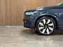 Volvo XC90 T8 AWD Recharge Ultra Dark | Vol! | Bowers & Wilkins | Luchtvering | Stoelventilatie | Trekhaak | 360 Camera | Head-Up Display | Stoelmassage | 455pk | Adaptieve Cruise Control | Stoelverwarming voor+achter | Stuurwielverwarming | Schuifdak | 21 Inch | Full LED  Meesturende koplampen | Pilot Assist | BLIS Dode Hoek Detectie | Alcantara hemelbekleding | Lederen handgrepen en zonnekleppen | Elektrische voorstoelen geheugen | Nappa Lederen bekleding | Zitting verlenging voorstoelen | Lederen Dashboard | Google Infotainment | Keyless Drive | Parkeersensoren voor+achter | Privacy Glass | Elektrisch bedienbare achterklep | Geïntegreerde zongordijnen achterportieren | Geïntegreerd kinderzitje achterin | Verlichte instaplijsten | 7-Persoons | 4-Zone Climate Control | DAB Radio | Apple Carplay/Android Auto | Alarm Klasse III | Draadloos telefoon opladen | Volvo On Call met mobiele App functie | Denim Blue Metallic |