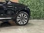 Volvo XC90 T8 AWD Recharge Ultra Ultimate Bright | Head-Up Display | Harman Kardon | 455pk | Adaptieve Cruise Control | Standkachel met Volvo On Call App | Stoelverwarming voor+achter | Stuurwielverwarming | Schuifdak | Full LED Meesturende koplampen | Parkeercamera | Pilot Assist | BLIS Dode Hoek Detectie | Alcantara hemelbekleding | Lederen zonnekleppen en handgrepen | Elektrische voorstoelen geheugen | Lederen bekleding | Zitting verlenging voorstoelen | Lederen dashboard | 20 Inch | Google Infotainment | Keyless Drive | Elektrisch bedienbare achterklep | Geïntegreerd kinderzitje achterin | Geïntegreerde zongordijnen achterportieren | Verlichte instaplijsten | 7-Persoons | 4-Zone Climate Control | DAB Radio | Apple Carplay/Android Auto | Draadloos telefoon opladen | Volvo On Call met mobiele App functie | Onyx Black Metallic |