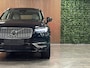 Volvo XC90 T8 AWD Recharge Ultra Ultimate Bright | Head-Up Display | Harman Kardon | 455pk | Adaptieve Cruise Control | Standkachel met Volvo On Call App | Stoelverwarming voor+achter | Stuurwielverwarming | Schuifdak | Full LED Meesturende koplampen | Parkeercamera | Pilot Assist | BLIS Dode Hoek Detectie | Alcantara hemelbekleding | Lederen zonnekleppen en handgrepen | Elektrische voorstoelen geheugen | Lederen bekleding | Zitting verlenging voorstoelen | Lederen dashboard | 20 Inch | Google Infotainment | Keyless Drive | Elektrisch bedienbare achterklep | Geïntegreerd kinderzitje achterin | Geïntegreerde zongordijnen achterportieren | Verlichte instaplijsten | 7-Persoons | 4-Zone Climate Control | DAB Radio | Apple Carplay/Android Auto | Draadloos telefoon opladen | Volvo On Call met mobiele App functie | Onyx Black Metallic |