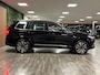 Volvo XC90 T8 AWD Recharge Ultra Ultimate Bright | Head-Up Display | Harman Kardon | 455pk | Adaptieve Cruise Control | Standkachel met Volvo On Call App | Stoelverwarming voor+achter | Stuurwielverwarming | Schuifdak | Full LED Meesturende koplampen | Parkeercamera | Pilot Assist | BLIS Dode Hoek Detectie | Alcantara hemelbekleding | Lederen zonnekleppen en handgrepen | Elektrische voorstoelen geheugen | Lederen bekleding | Zitting verlenging voorstoelen | Lederen dashboard | 20 Inch | Google Infotainment | Keyless Drive | Elektrisch bedienbare achterklep | Geïntegreerd kinderzitje achterin | Geïntegreerde zongordijnen achterportieren | Verlichte instaplijsten | 7-Persoons | 4-Zone Climate Control | DAB Radio | Apple Carplay/Android Auto | Draadloos telefoon opladen | Volvo On Call met mobiele App functie | Onyx Black Metallic |