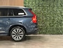 Volvo XC90 T8 AWD Recharge Plus Bright Trekhaak | 360° Camera | Harman Kardon | All Season banden | 455pk | Adaptieve Cruise Control | Standkachel met Volvo On Call App |  Stoelverwarming voor+achter | Stuurwielverwarming | Pilot Assist | BLIS Dode Hoek Detectie | Elektrische voorstoelen geheugen | Lederen bekleding | Zitting verlenging voorstoelen | Lederen dashboard | 20 Inch | Keyless Drive | Parkeersensoren voor+achter | Privacy Glass | Elektrisch bedienbare achterklep | 7-Persoons | 4-Zone Climate Control | Geïntegreerde zongordijnen achterportieren | Verlichte instaplijsten | Draadloos telefoon opladen | DAB Radio | Apple Carplay/Android Auto | Volvo On Call met mobiele App functie | Denim Blue Metallic |