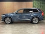 Volvo XC90 T8 AWD Recharge Plus Bright Trekhaak | 360° Camera | Harman Kardon | All Season banden | 455pk | Adaptieve Cruise Control | Standkachel met Volvo On Call App |  Stoelverwarming voor+achter | Stuurwielverwarming | Pilot Assist | BLIS Dode Hoek Detectie | Elektrische voorstoelen geheugen | Lederen bekleding | Zitting verlenging voorstoelen | Lederen dashboard | 20 Inch | Keyless Drive | Parkeersensoren voor+achter | Privacy Glass | Elektrisch bedienbare achterklep | 7-Persoons | 4-Zone Climate Control | Geïntegreerde zongordijnen achterportieren | Verlichte instaplijsten | Draadloos telefoon opladen | DAB Radio | Apple Carplay/Android Auto | Volvo On Call met mobiele App functie | Denim Blue Metallic |
