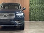 Volvo XC90 T8 AWD Recharge Plus Bright Trekhaak | 360° Camera | Harman Kardon | All Season banden | 455pk | Adaptieve Cruise Control | Standkachel met Volvo On Call App |  Stoelverwarming voor+achter | Stuurwielverwarming | Pilot Assist | BLIS Dode Hoek Detectie | Elektrische voorstoelen geheugen | Lederen bekleding | Zitting verlenging voorstoelen | Lederen dashboard | 20 Inch | Keyless Drive | Parkeersensoren voor+achter | Privacy Glass | Elektrisch bedienbare achterklep | 7-Persoons | 4-Zone Climate Control | Geïntegreerde zongordijnen achterportieren | Verlichte instaplijsten | Draadloos telefoon opladen | DAB Radio | Apple Carplay/Android Auto | Volvo On Call met mobiele App functie | Denim Blue Metallic |