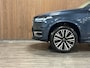 Volvo XC90 T8 AWD Recharge Plus Bright Trekhaak | 360° Camera | Harman Kardon | All Season banden | 455pk | Adaptieve Cruise Control | Standkachel met Volvo On Call App |  Stoelverwarming voor+achter | Stuurwielverwarming | Pilot Assist | BLIS Dode Hoek Detectie | Elektrische voorstoelen geheugen | Lederen bekleding | Zitting verlenging voorstoelen | Lederen dashboard | 20 Inch | Keyless Drive | Parkeersensoren voor+achter | Privacy Glass | Elektrisch bedienbare achterklep | 7-Persoons | 4-Zone Climate Control | Geïntegreerde zongordijnen achterportieren | Verlichte instaplijsten | Draadloos telefoon opladen | DAB Radio | Apple Carplay/Android Auto | Volvo On Call met mobiele App functie | Denim Blue Metallic |