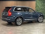Volvo XC90 T8 AWD Recharge Plus Bright Trekhaak | 360° Camera | Harman Kardon | All Season banden | 455pk | Adaptieve Cruise Control | Standkachel met Volvo On Call App |  Stoelverwarming voor+achter | Stuurwielverwarming | Pilot Assist | BLIS Dode Hoek Detectie | Elektrische voorstoelen geheugen | Lederen bekleding | Zitting verlenging voorstoelen | Lederen dashboard | 20 Inch | Keyless Drive | Parkeersensoren voor+achter | Privacy Glass | Elektrisch bedienbare achterklep | 7-Persoons | 4-Zone Climate Control | Geïntegreerde zongordijnen achterportieren | Verlichte instaplijsten | Draadloos telefoon opladen | DAB Radio | Apple Carplay/Android Auto | Volvo On Call met mobiele App functie | Denim Blue Metallic |