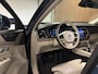 Volvo XC90 T8 AWD Recharge Plus Bright Trekhaak | 360° Camera | Harman Kardon | All Season banden | 455pk | Adaptieve Cruise Control | Standkachel met Volvo On Call App |  Stoelverwarming voor+achter | Stuurwielverwarming | Pilot Assist | BLIS Dode Hoek Detectie | Elektrische voorstoelen geheugen | Lederen bekleding | Zitting verlenging voorstoelen | Lederen dashboard | 20 Inch | Keyless Drive | Parkeersensoren voor+achter | Privacy Glass | Elektrisch bedienbare achterklep | 7-Persoons | 4-Zone Climate Control | Geïntegreerde zongordijnen achterportieren | Verlichte instaplijsten | Draadloos telefoon opladen | DAB Radio | Apple Carplay/Android Auto | Volvo On Call met mobiele App functie | Denim Blue Metallic |