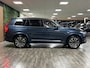 Volvo XC90 T8 AWD Recharge Plus Bright Trekhaak | 360° Camera | Harman Kardon | All Season banden | 455pk | Adaptieve Cruise Control | Standkachel met Volvo On Call App |  Stoelverwarming voor+achter | Stuurwielverwarming | Pilot Assist | BLIS Dode Hoek Detectie | Elektrische voorstoelen geheugen | Lederen bekleding | Zitting verlenging voorstoelen | Lederen dashboard | 20 Inch | Keyless Drive | Parkeersensoren voor+achter | Privacy Glass | Elektrisch bedienbare achterklep | 7-Persoons | 4-Zone Climate Control | Geïntegreerde zongordijnen achterportieren | Verlichte instaplijsten | Draadloos telefoon opladen | DAB Radio | Apple Carplay/Android Auto | Volvo On Call met mobiele App functie | Denim Blue Metallic |