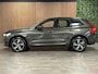 Volvo XC60 T6 AWD Recharge R-Design | Pine Grey! | Trekhaak | 360° Camera | Head-Up Display | Harman Kardon | Adaptieve Cruise Control | Standkachel met Volvo On Call App | Stoelverwarming voor+achter | Stuurwielverwarming | Schuifdak | Full LED meesturende koplampen | Pilot Assist | BLIS Dode Hoek Detectie | Bestuurdersstoel elektrisch geheugen | R-Design Contour stoelen met wit stiksel en bies | Zitting verlenging voorstoelen | 19 Inch | Keyless Drive | Parkeersensoren voor+achter | Elektrisch bedienbare achterklep | DAB Radio | Apple Carplay/Android Auto | Volvo On Call met mobiele App functie | Pine Grey Metallic |