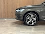 Volvo XC60 T6 AWD Recharge R-Design | Pine Grey! | Trekhaak | 360° Camera | Head-Up Display | Harman Kardon | Adaptieve Cruise Control | Standkachel met Volvo On Call App | Stoelverwarming voor+achter | Stuurwielverwarming | Schuifdak | Full LED meesturende koplampen | Pilot Assist | BLIS Dode Hoek Detectie | Bestuurdersstoel elektrisch geheugen | R-Design Contour stoelen met wit stiksel en bies | Zitting verlenging voorstoelen | 19 Inch | Keyless Drive | Parkeersensoren voor+achter | Elektrisch bedienbare achterklep | DAB Radio | Apple Carplay/Android Auto | Volvo On Call met mobiele App functie | Pine Grey Metallic |
