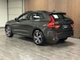 Volvo XC60 T6 AWD Recharge R-Design | Pine Grey! | Trekhaak | 360° Camera | Head-Up Display | Harman Kardon | Adaptieve Cruise Control | Standkachel met Volvo On Call App | Stoelverwarming voor+achter | Stuurwielverwarming | Schuifdak | Full LED meesturende koplampen | Pilot Assist | BLIS Dode Hoek Detectie | Bestuurdersstoel elektrisch geheugen | R-Design Contour stoelen met wit stiksel en bies | Zitting verlenging voorstoelen | 19 Inch | Keyless Drive | Parkeersensoren voor+achter | Elektrisch bedienbare achterklep | DAB Radio | Apple Carplay/Android Auto | Volvo On Call met mobiele App functie | Pine Grey Metallic |
