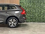 Volvo XC60 T6 AWD Recharge Long Range | Trekhaak | All Season banden | Adaptieve Cruise Control | Schuifdak | Standkachel met Volvo On Call App | Parkeercamera | Full LED meesturende koplampen | Pilot Assist | BLIS Dode Hoek Detectie | Google Infotainment | Keyless Drive | Parkeersensoren voor+achter | Elektrisch bedienbare achterklep | Automatisch dimmende binnen en buitenspiegels | Climate Control L+R | DAB Radio | Apple Carplay/Android Auto | Draadloos telefoon opladen | Volvo On Call met mobiele App functie | Platinum Grey Metallic |