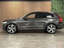 Volvo XC60 T8 AWD Recharge Ultra Dark | Bowers & Wilkins | Luchtvering | Trekhaak | 360 Camera | Head-Up Display | 455pk | Adaptieve Cruise Control | Stoelverwarming voor+achter | Stuurwielverwarming | Schuifdak | 21 Inch | Full LED Meesturende koplampen | Pilot Assist | BLIS Dode Hoek Detectie | Elektrische voorstoelen geheugen | Lederen bekleding | Zitting verlenging voorstoelen | Lederen dashboard | Google Infotainment | Keyless Drive | Parkeersensoren voor+achter | Privacy Glass | Elektrisch bedienbare achterklep | DAB Radio | Apple Carplay/Android Auto | Alarm Klasse III | Draadloos telefoon opladen | Volvo On Call met mobiele App functie | Platinum Grey Metallic |