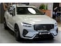 Volvo XC60 2.0 T6 AWD 293kW/399pk Aut8 MJ2026 Plug-in Ultra Black Edition LUCHTVERING + BOWERS&WILKINS + PANORAMADAK + BLIS + HEAD-UP + PILOT ASSIST + V&A STOEL-&STUURVERWARMING + ADAPT.CRUISE + GOOGLE DASH&SERVICES + STOELMASSAGE + 360 CAMERA + 21" LM-VELGEN!