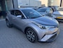Toyota C-HR / C-HR+ 1.8 Hybrid Dynamic TREKHAAK NAVI CAMERA CRUISE STOELVERWARMING ORIG NL NAP